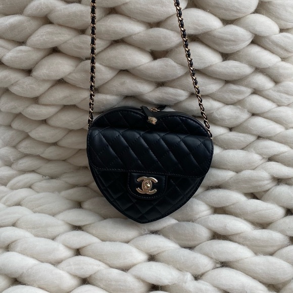 CHANEL 21S🖤 Heart Bag Black GDHW New in Box - Picture 2 of 4
